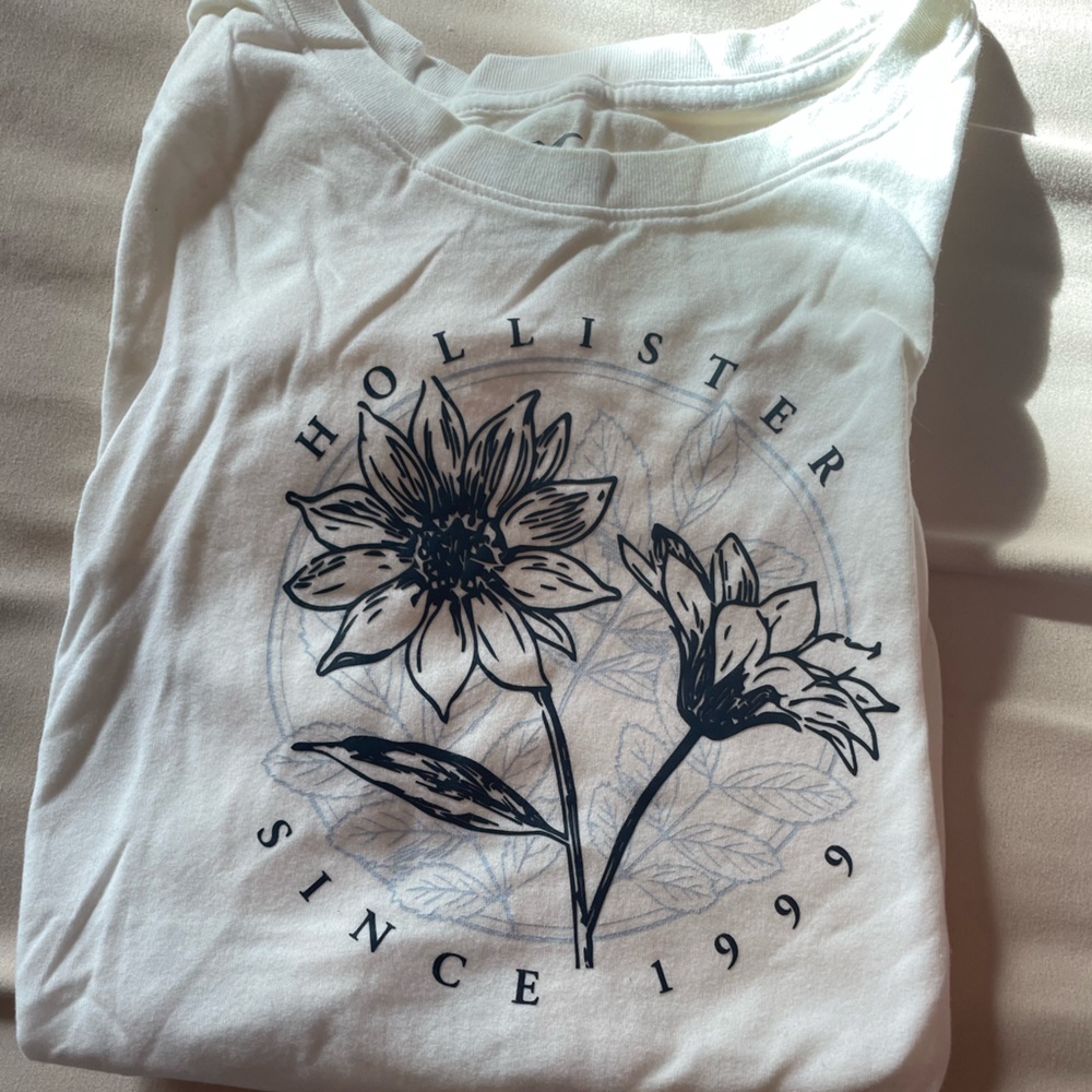 White hollister graphic tee